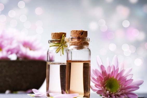 L'aromaterapia basata sull'uso di oli essenziali può migliorare la salute e il benessere a livello fisico e mentale.
